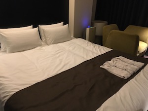 オシャレなシティホテルのベッド