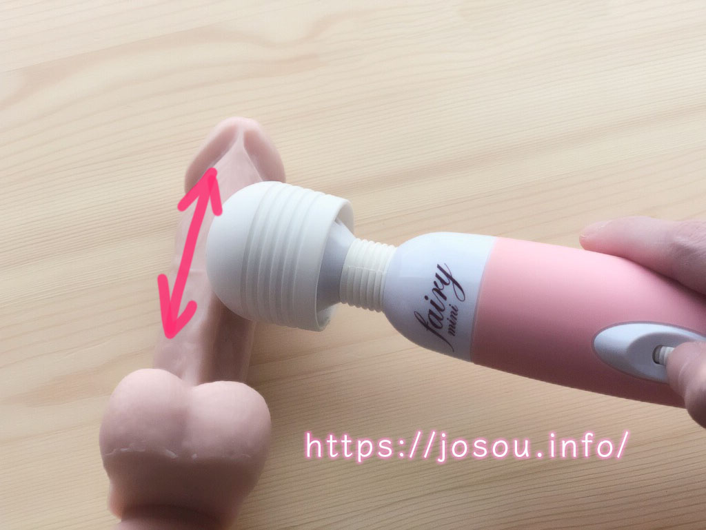 電マでペニクリの裏筋をナデナデ愛撫している写真