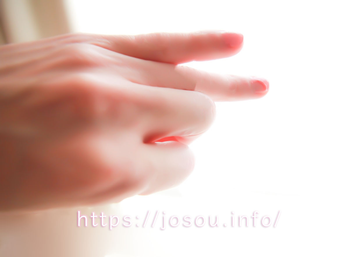 はがせるネイルを剥がしている写真