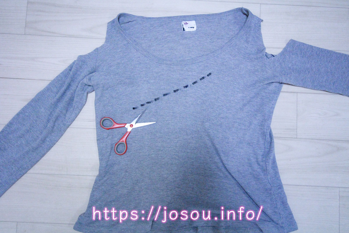 胸元に切れ込み線を入れたロンT