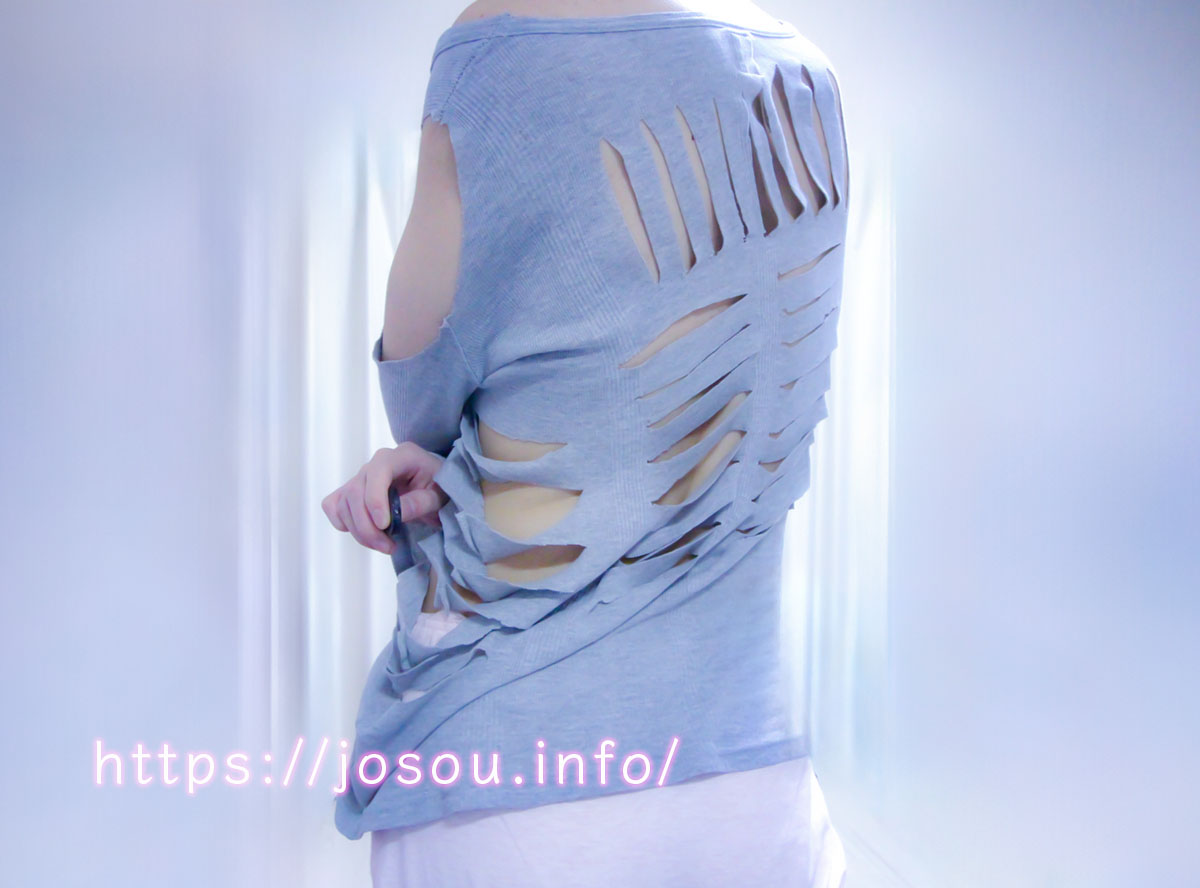 背中切れ込み女装服の着用写真