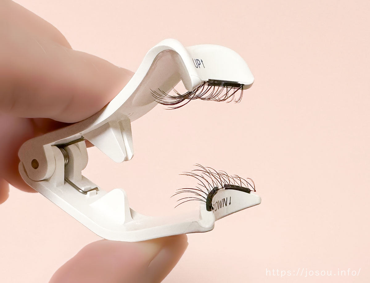 上下のつけまつ毛を専用スティックに装着(磁石のチカラでくっつく)