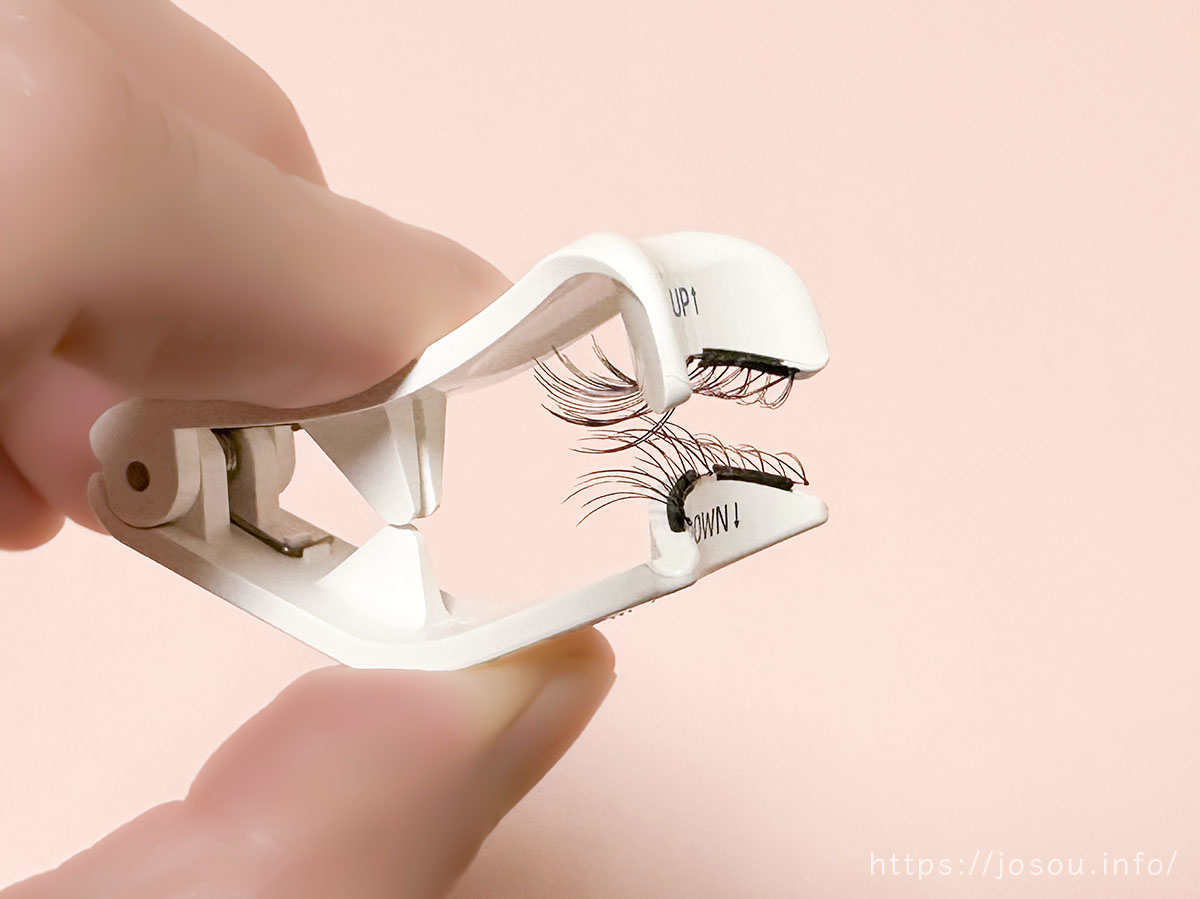 専用スティックをつまんで自まつ毛に装着する