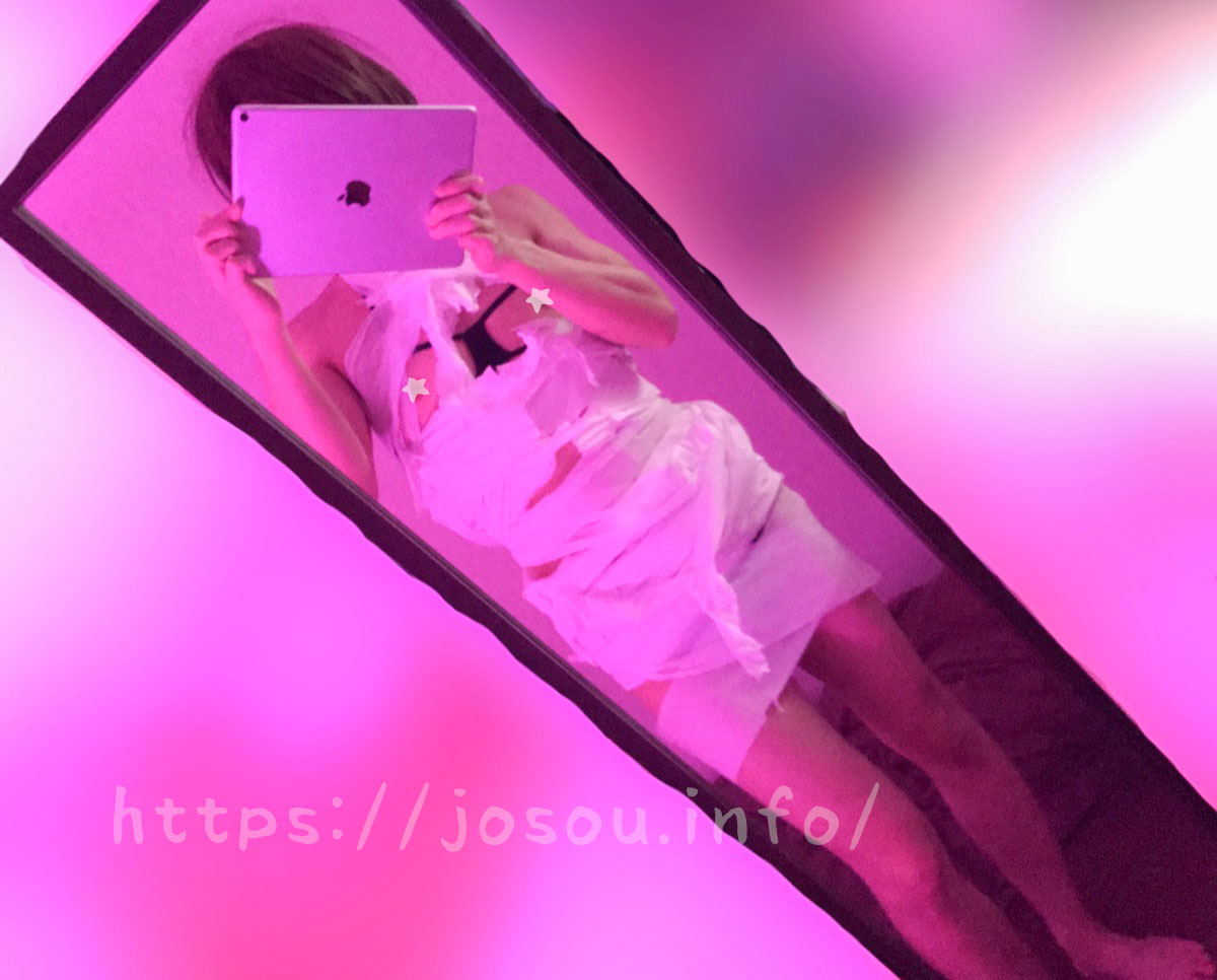 トイレットペーパードレスの乳首の部分だけ切り抜いた写真