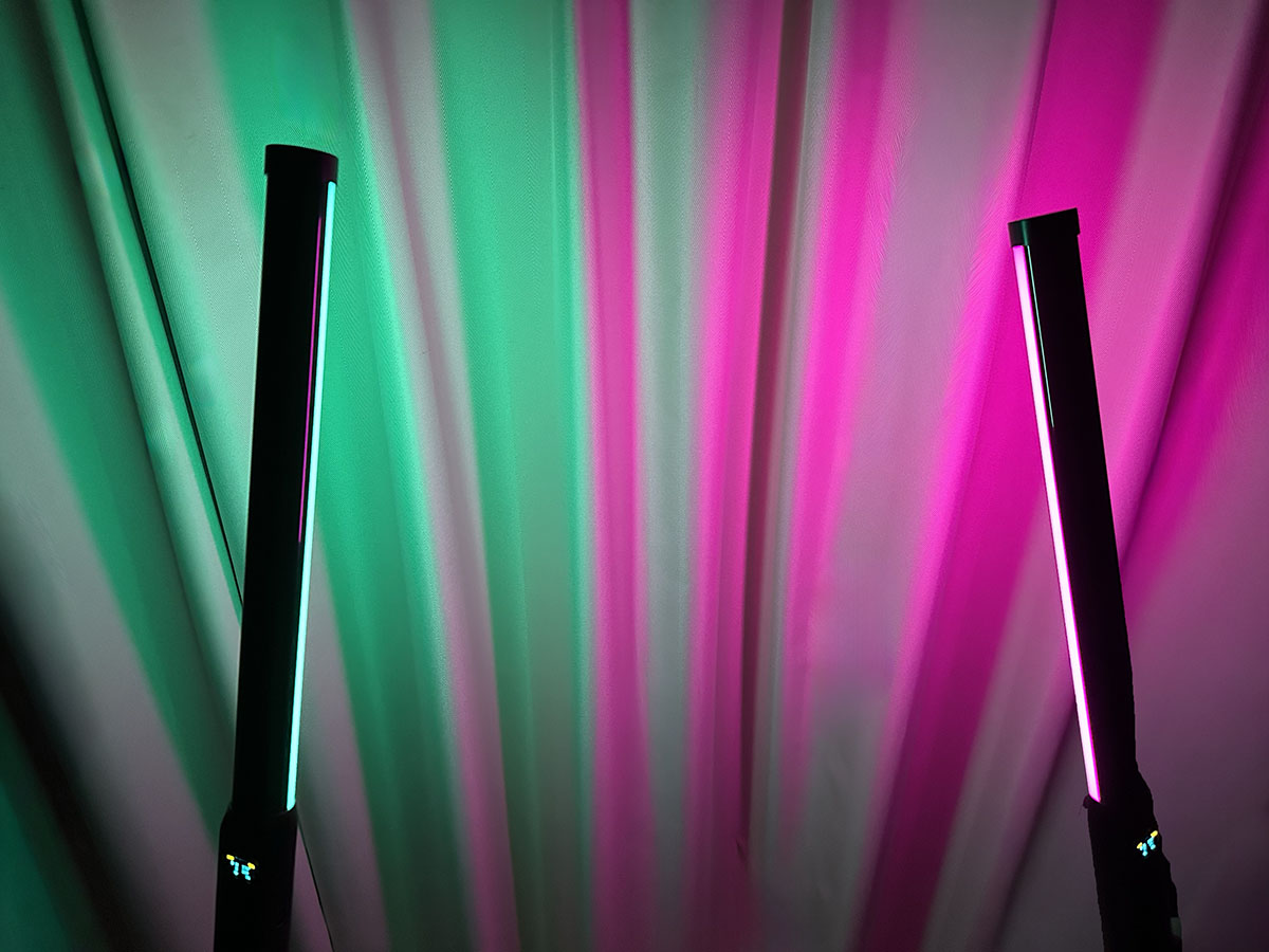 バーライトを異色で2本使った光具合のイメージ画像