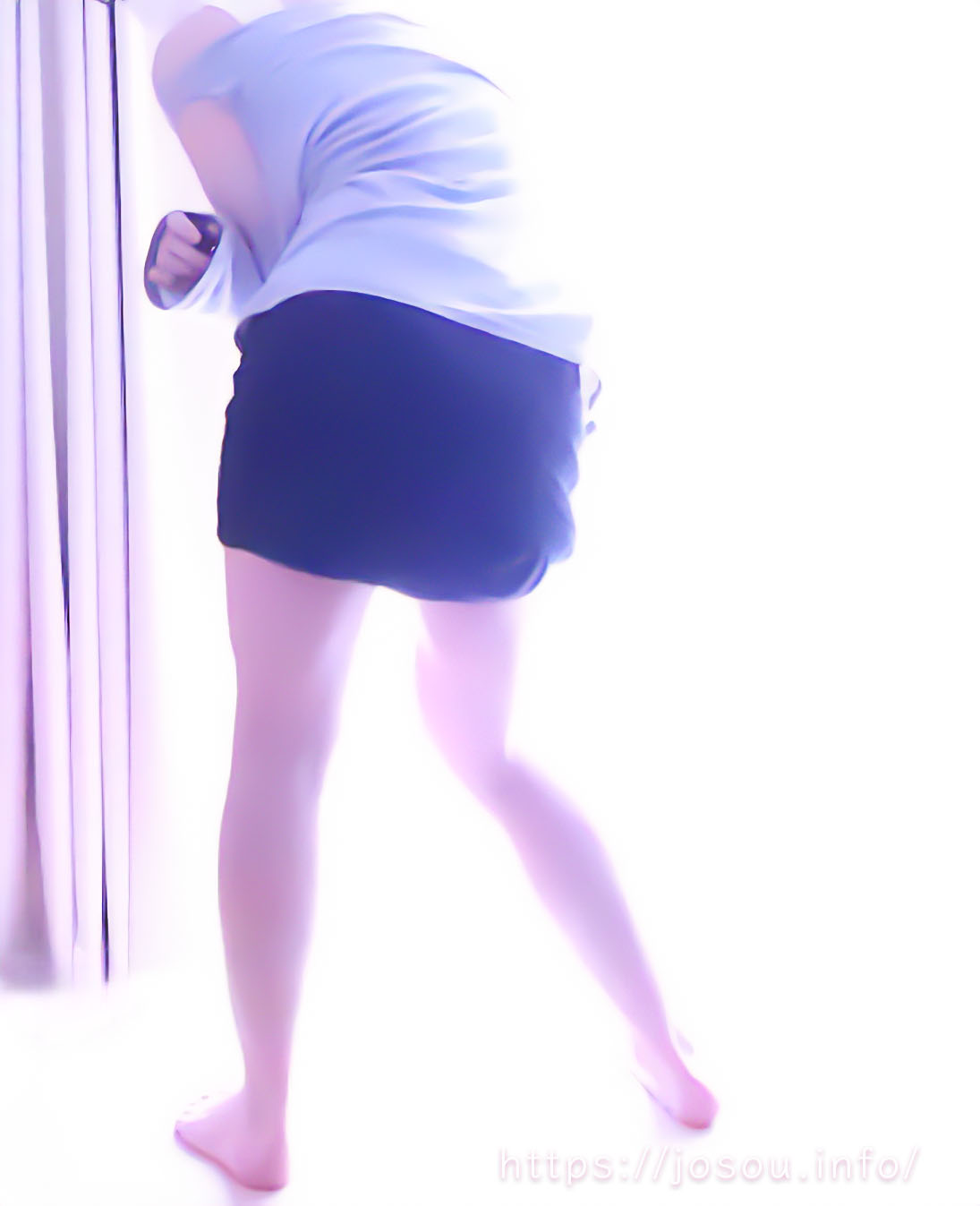 黒色のバストルを使ってスカート女装している男の娘