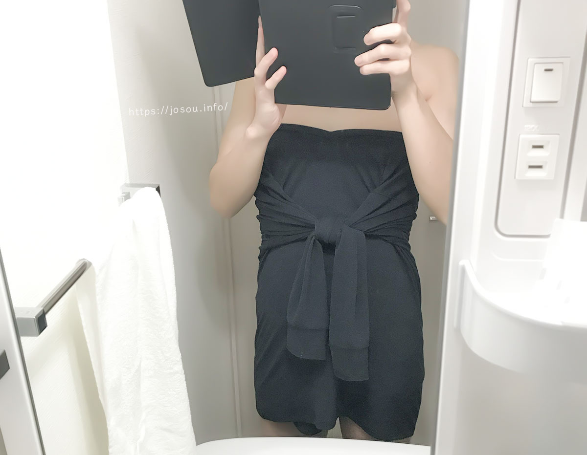 ロンTの袖部分を結んでドレスワンピースに仕立てる