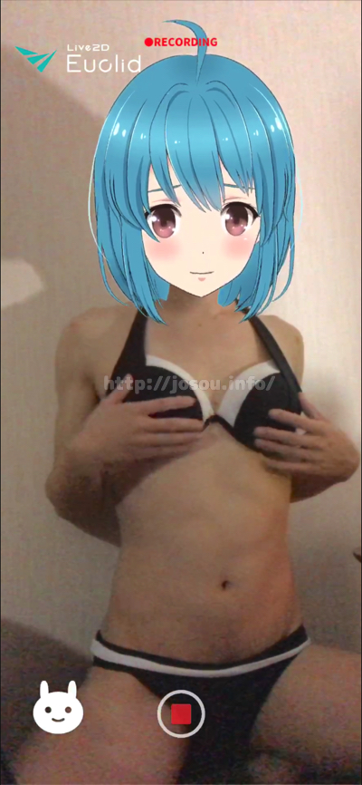 水着で谷間アップするグラビアポーズ