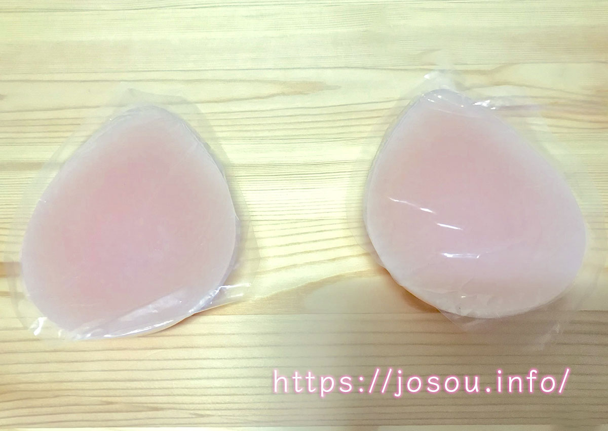 粘着式の貼り付け型オッパイの裏側（粘着部分）