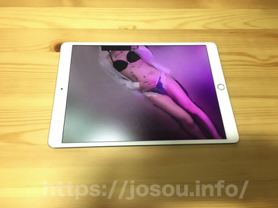 自画撮り女装写真をiPadで見ている様子