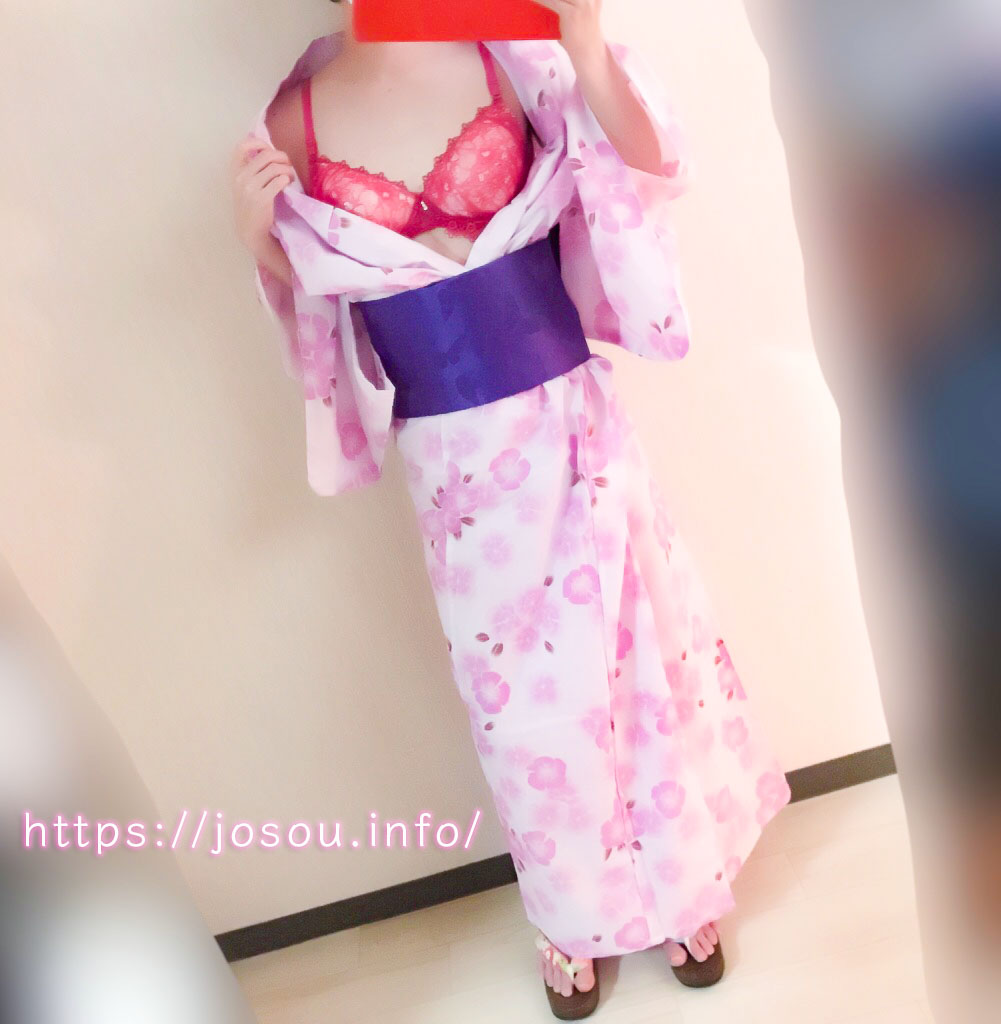 浴衣をはだけさせブラジャーが露出している姿