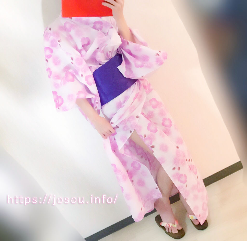 浴衣で足をチラ見せ