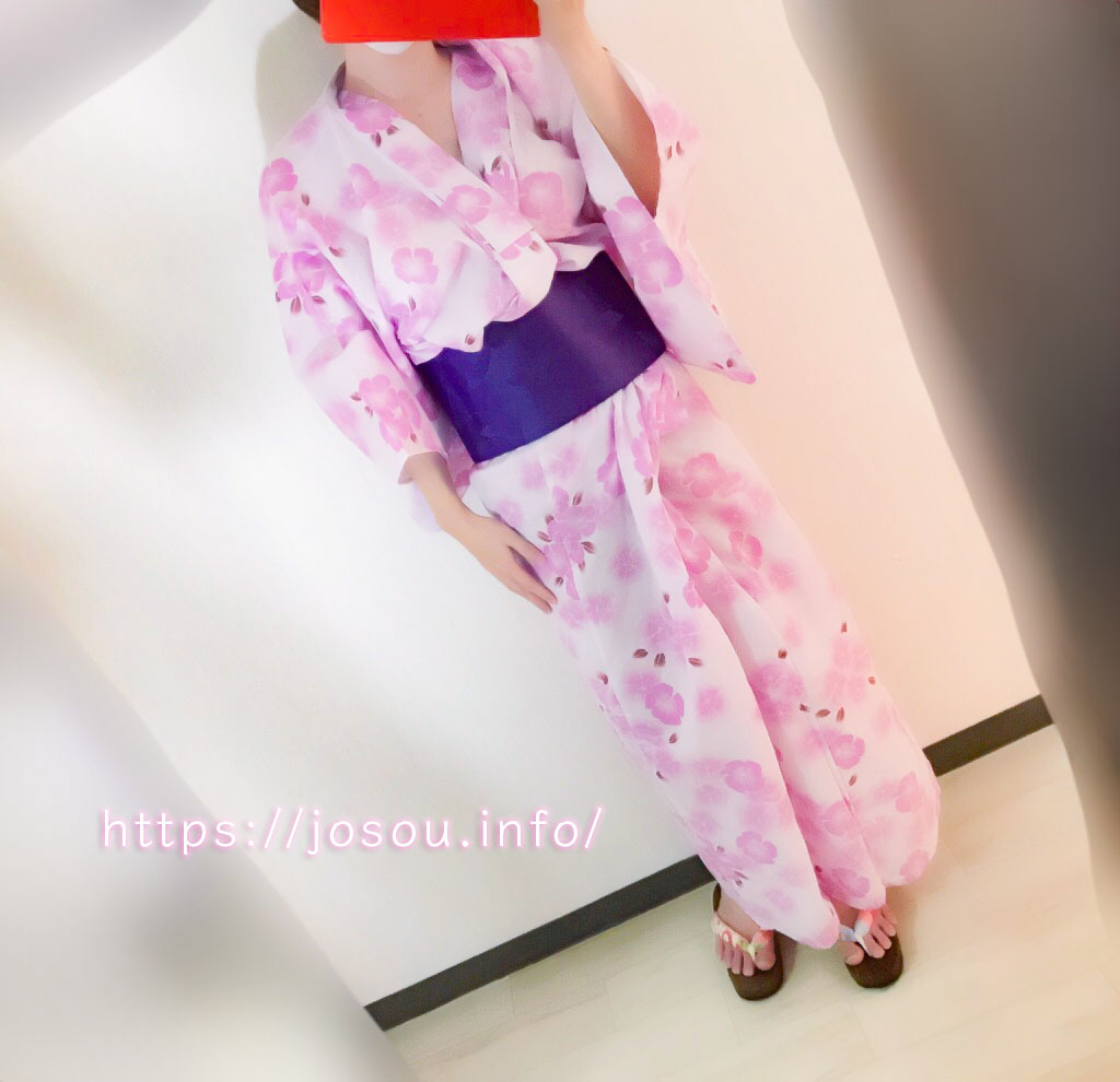 浴衣女装している男の娘の全体写真