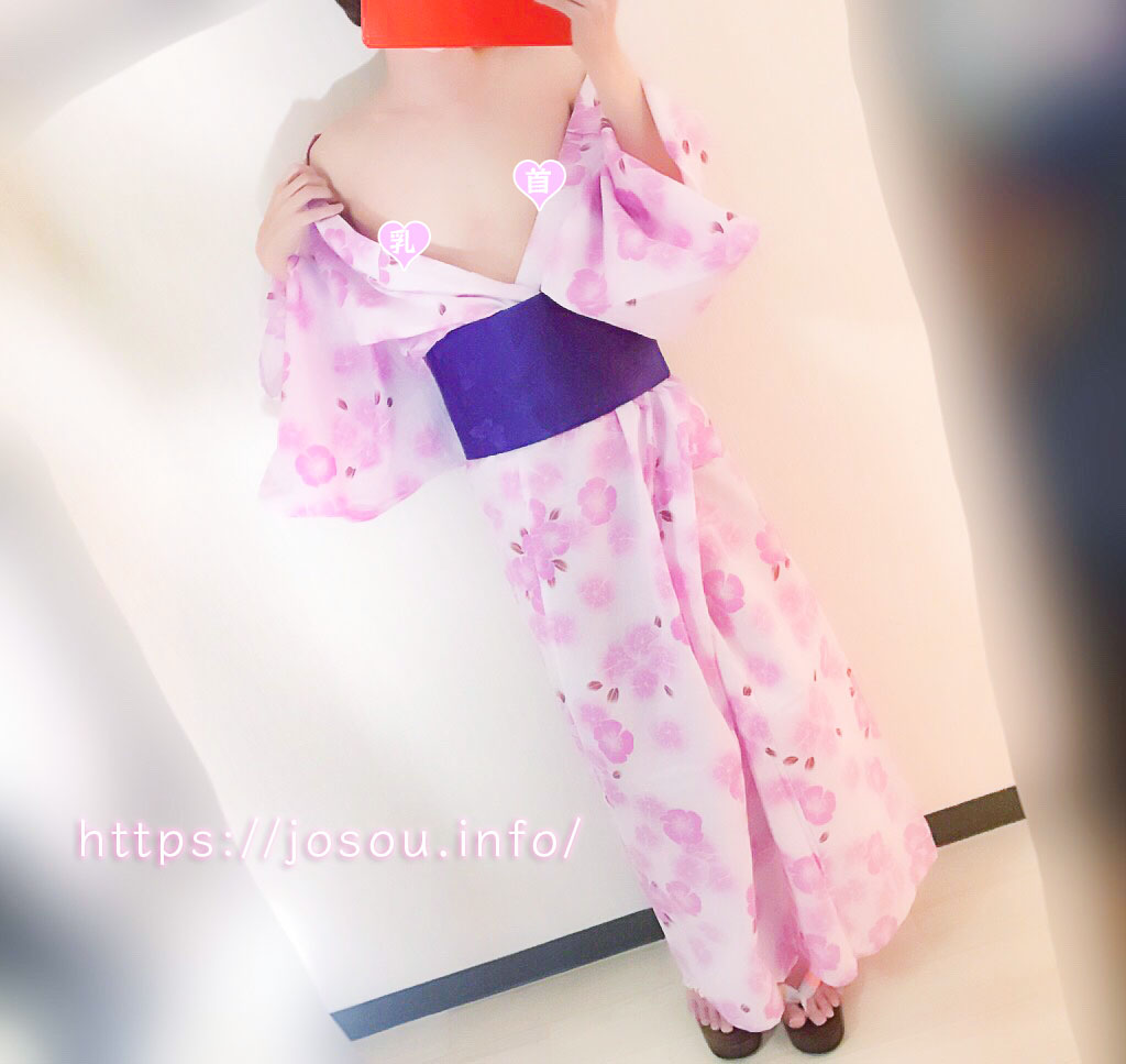 浴衣で恥ずかしがりながら片方の乳首をチラ見せしている男の娘