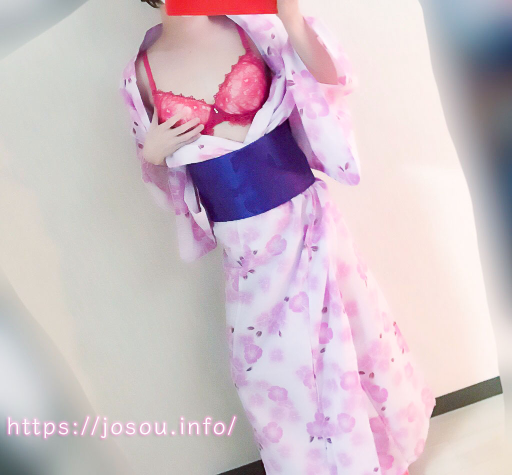 浴衣でブラジャーをチラ見せする女装子