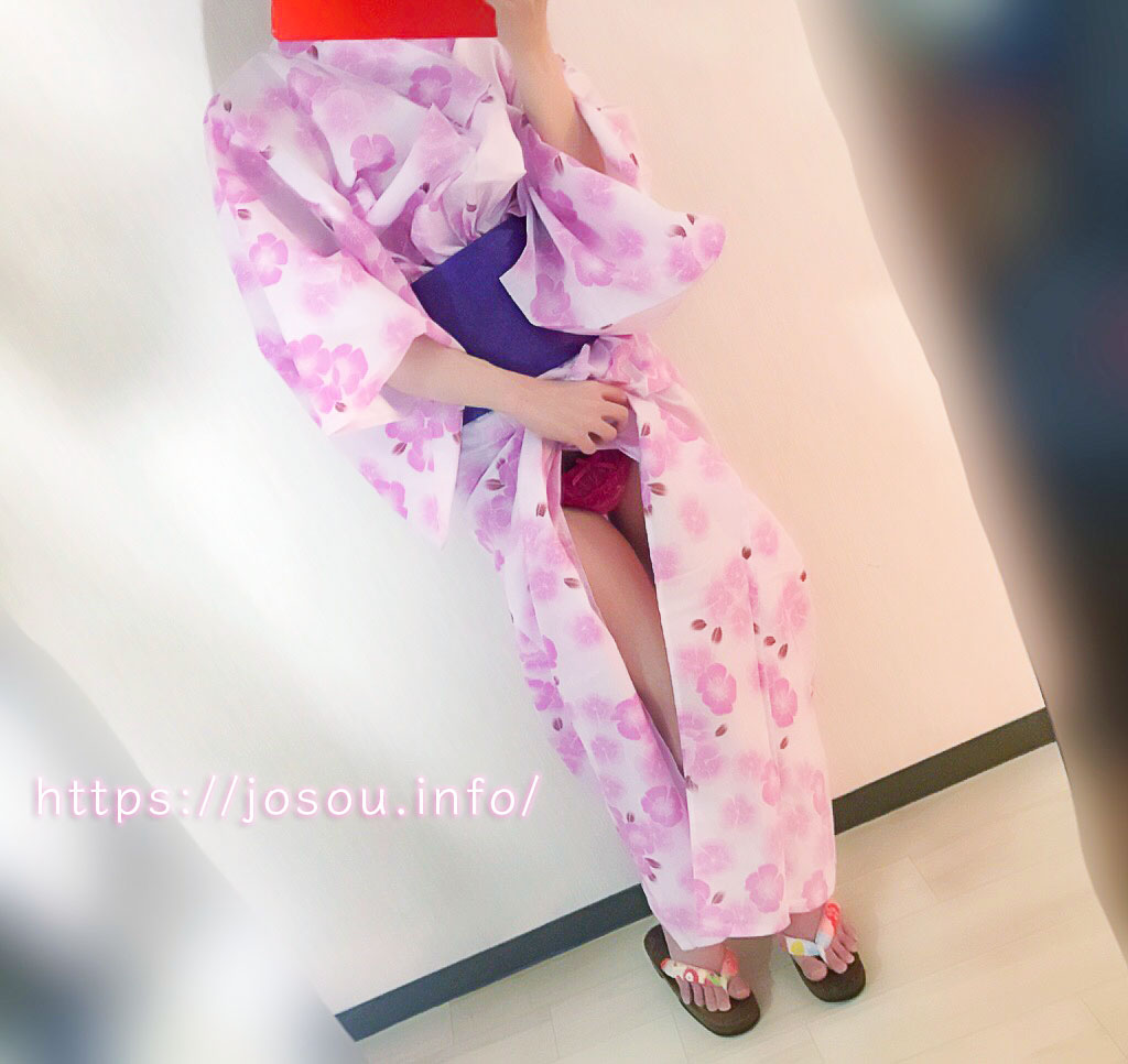 恥ずかしがりながらも浴衣でパンティを見せる写真